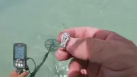 Seorang lelaki di Florida menemukan cincin berlian di pantai  yang dinilai seharga 10 ribu dolar AS (Dok.YouTube/Metal Detecting Channel)