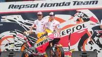Pembalap Honda Marc Marquez dan Dani Pedrosa menunjukan motor baru Repsol Honda team di Sentul, Jawa Barat, Minggu (14/2). Motor terbaru dengan no 93 tersebut nantinya akan di gunakan dalam ajang motor GP di 2016. (Liputan6.com/Angga Yuniar)