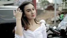 Aktris Irish Bella berpose saat difoto di kawasan Jakarta, Selasa (3/4). Irish Bella mulai terbuka soal hubungannya dengan Giorgino Abraham. Irish mengungkapkan alasan bahwa ia dan Gino seperti yin dan yang. (Liputan6.com/Faizal Fanani)