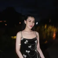 Dalam suasana pesta malam yang mewah, Aaliyah memilih tampil serba hitam dengan gaya elegan yang memancarkan kesan glamor namun tetap classy. [@aaliyah.massaid].