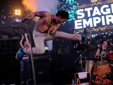 Grup band Slank menjadi penampil utama di perayaan ulangtahun pertama Stage Empire di Colosseum Club, Jakarta, Jumat (3/4/2015). (Liputan6.com/Faisal R Syam) 