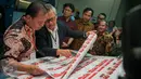 Ketua Komisi Pemilihan Umum (KPU) DKI Jakarta, Sumarno mengecek pencetakan kertas surat suara Putaran Kedua Pilkada DKI 2017 di Percetakan PT. Gramedia Printing, Cikarang, Jawa Barat, Kamis (23/3). (Liputan6.com/Gempur M Surya)