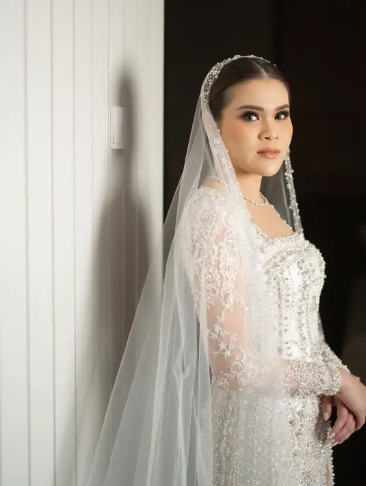 Saat pemberkatan, Chen Giovani kembali kenakan kebaya full payet dengan nuansa putih [@chengiovanis]