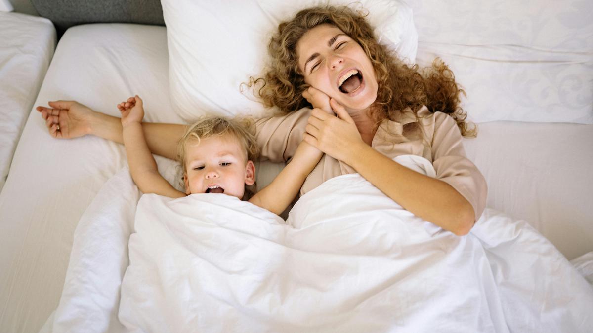 4 Manfaat Pillow Talk bersama Anak