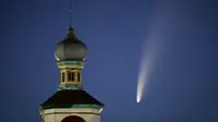 Komet Neowise atau C / 2020 F3 terlihat di belakang sebuah gereja Ortodoks di langit Turet, Belarus, 110 kilometer (69 mil) barat ibu kota Minsk, Selasa (14/7/2020) pagi. Bulan ini, komet Neowise melintasi tata surya bagian dalam untuk pertama kalinya dalam 6.800 tahun. (AP Photo/Sergei Grits)