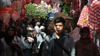 Jelang HUT Kemerdekaan RI, aksesoris yang paling banyak dicari adalah bendera, umbul-umbul, dan lain-lain. (merdeka.com/Imam Buhori)