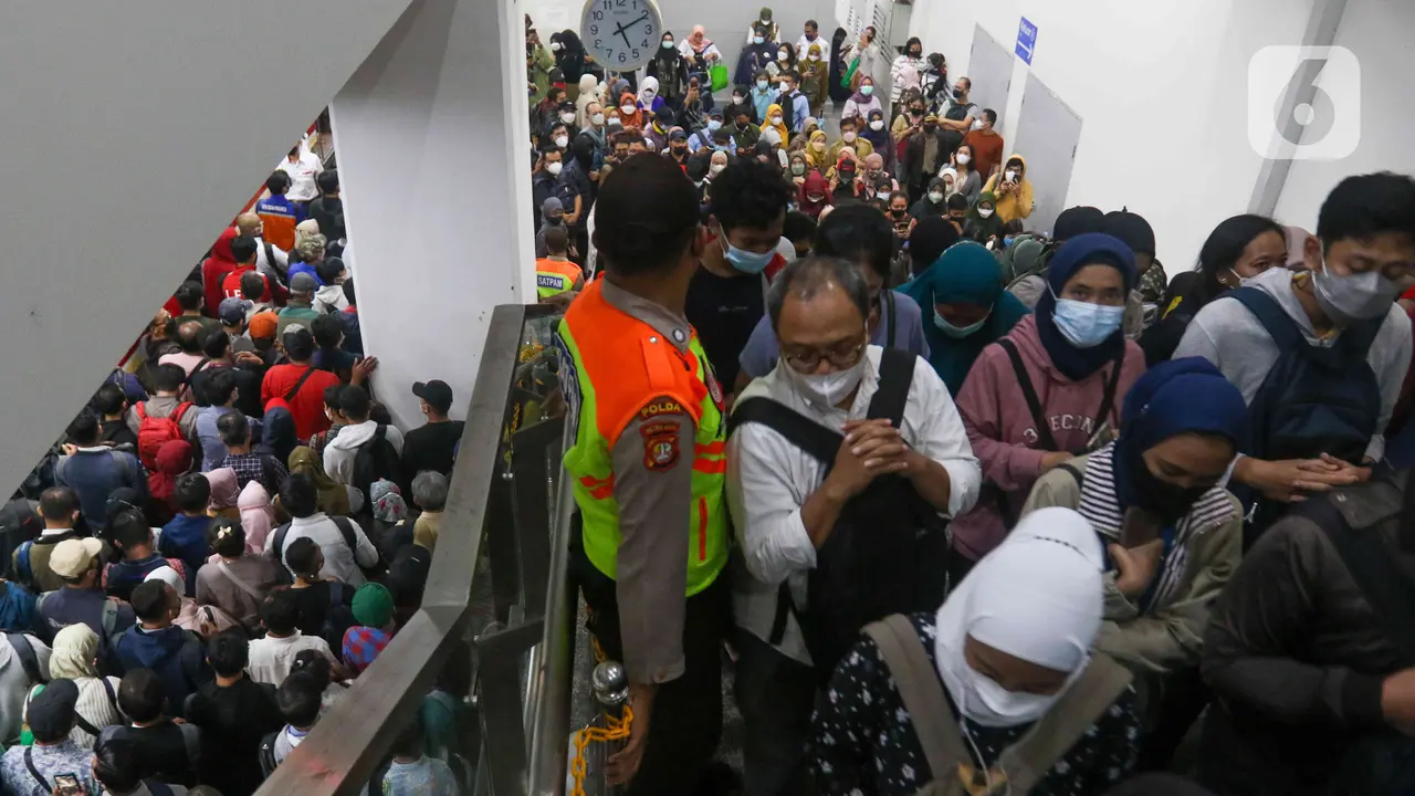 Kepadatan Penumpang KRL Commuter Line di Stasiun Manggarai Pada Sore Hari