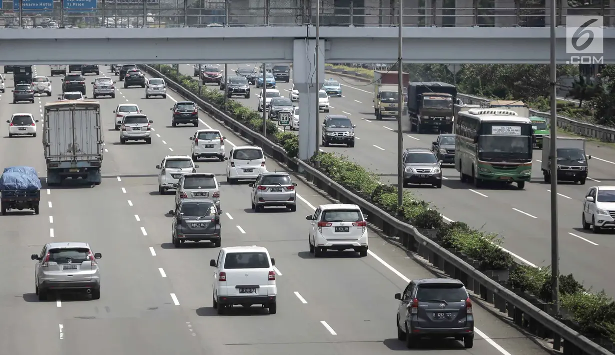 Kendaraan roda empat melintas di Tol Jagorawi, Jakarta, Jumat (6/4). Pintu Tol Cibubur 2 arah Jakarta dipilih untuk menerapkan aturan ganjil genap karena 34.278 kendaraan yang masuk setiap harinya. (Liputan6.com/Faizal Fanani)