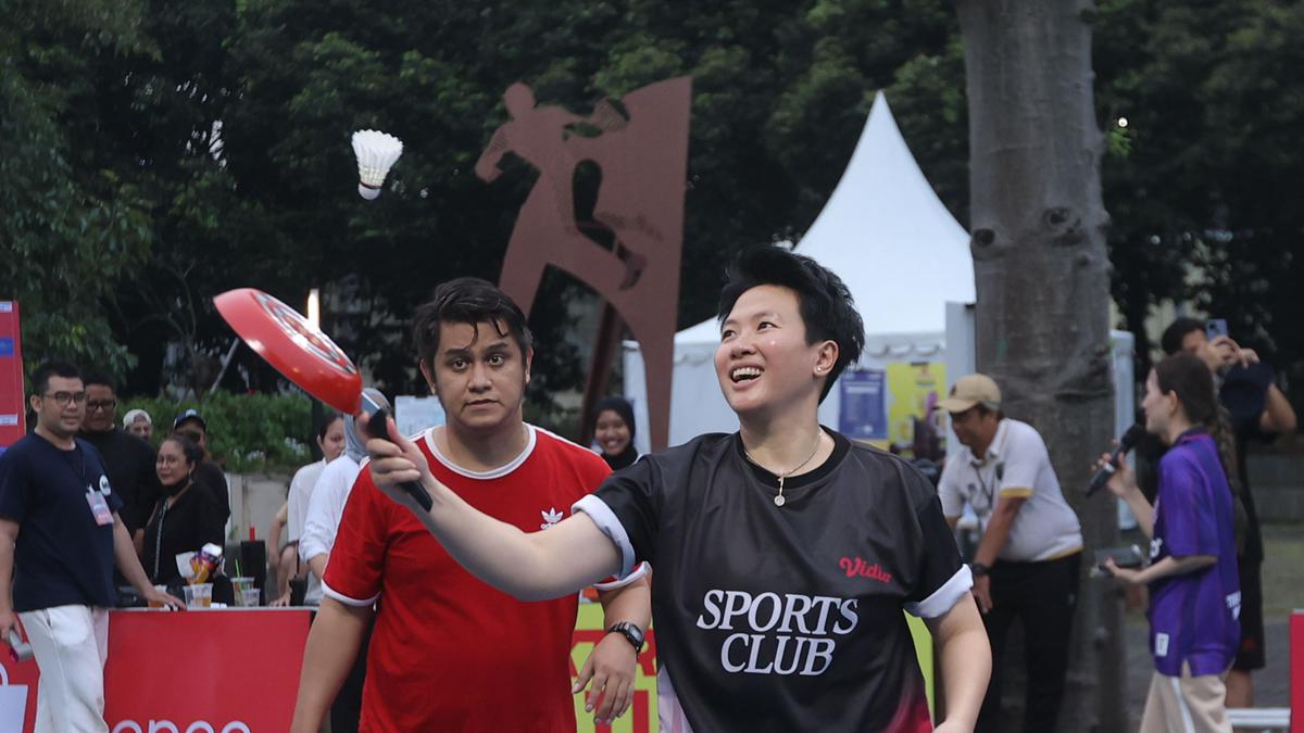 Aksi Seru Liliyana Natsir dan Mohammad Ahsan Main Bulu Tangkis Gunakan Teflon dan Raket Nyamuk di Hari Pertama Vidio Sports Festival