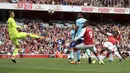 Proses terjadinya gol dari striker Arsenal, Danny Wellbeck, ke gawang Bournemouth pada laga Premier League di Stadion Emirates, London, Sabtu (9/9/2017). Arsenal menang 3-0 atas Bournemouth. (AP/John Walton)