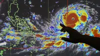 Petugas meteorologi Filipina sedang menunjukkan pergerakan Topan Mangkhut (AP)