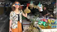 Pevita Pearce ke Pasar Tradisional Jelang PSBB,  (dok.Instagram @pevpearce/https://www.instagram.com/p/B-qqaMUJaA2/Henry)
