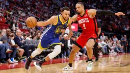 Pemain Golden State Warrirors, Stephen Curry (kiri) berusaha melewati pemain Houston Rockets, Dillon Brooks pada laga lanjutan NBA 2023/2024 di Toyota Center, Houston, Texas, 29 Oktober 2023 waktu setempat. (AFP/Getty Images/Tim Warner)