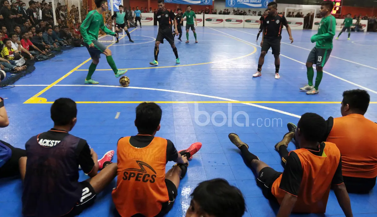 Para pemain cadangan Blacksteel Manokwari tengah serius menyaksikan laga Timnas Futsal Indonesia vs Blacksteel Manokwari pada laga uji coba jelang AFF Championship 2017 Thailand di Tifosi Sport Center, Selasa (16/1/2016). (Bola.com/Nicklas Hanoatubun)