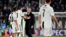 Manajer Manchester United, Jose Mourinho (tengah) beradu argumen dengan pemain Juventus, Leonardo Bonucci dan Paulo Dybala terkait selebrasi kontroversi pada akhir Matchday 4 Grup H Liga Champions di Allianz Stadium, Rabu (7/11). (Marco BERTORELLO/AFP)