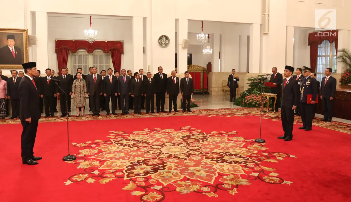 Presiden Joko Widodo (Jokowi) melantik Letjen Doni Monardo sebagai Kepala Badan Nasional Penanggulangan Bencana (BNPB) di Istana Negara, Rabu (9/1). Doni Monardo menggantikan Kepala BNPB sebelumnya, Willem Rampangilei. (Liputan6.com/Angga Yuniar)