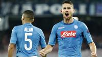Pemain Napoli asal Brasil, Jorginho dikabarkan tengah menjadi incaran Arsenal untuk menambal kekuatan tim asuhan Arsene Wegner tersebut pada bursa transfer Januari 2018. (AFP/Filippo Monteforte)