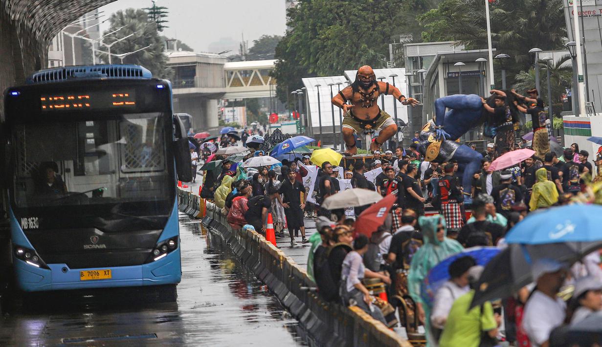 Pawai ogoh-ogoh sebagai upaya merawat keberagaman budaya serta memperkuat semangat toleransi antarumat beragama di Jakarta sekaligus perayaan Hari Raya Nyepi 1948 Saka. Tampak dalam foto, warga mengarak ogoh-ogoh saat pawai budaya di kawasan Bundaran Hotel Indonesia, Jakarta, Minggu (8/3/2026). (merdeka.com/Arie Basuki)