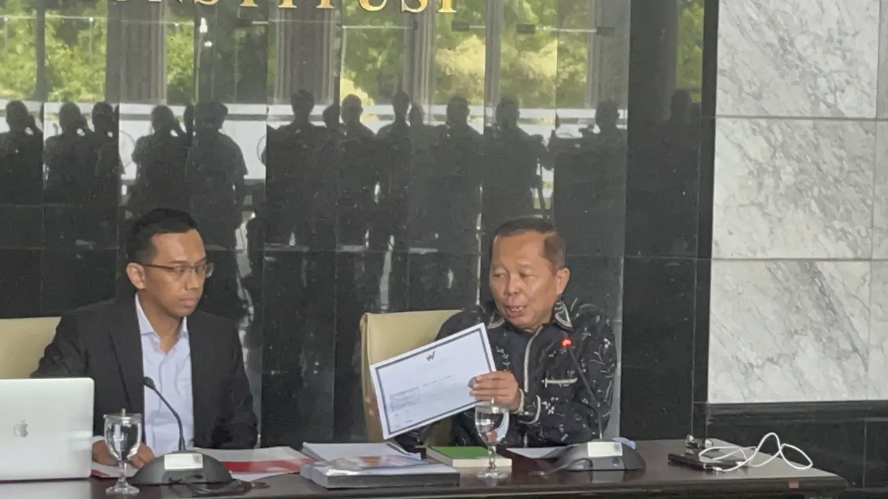 Hakim Konstitusi Arsul Sani (kanan)  saat jumpa pers di Gedung Mahkamah Konstitusi (MK), Jakarta, Senin (17/11/2025) (Liputan6.com/Muhamad Radityo Priyasmoro)