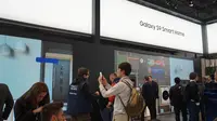 Pengunjung booth Samsung di MWC 2018 melihat-lihat ekosistem Smart Home. (Liputan6.com/ Agustin Setyo W)