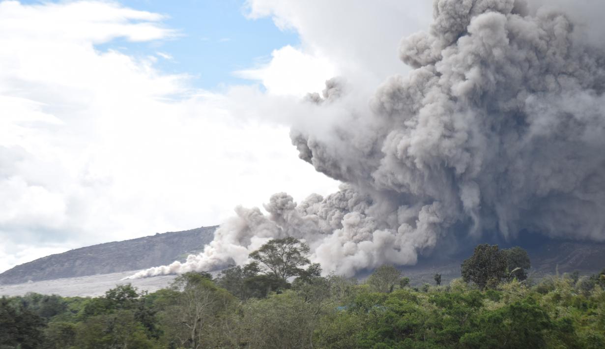 Awan panas disertai material vulkanik keluar dari kawah Gunung Sinabung, Karo, Sumatera Utara (1/11). (AFP Photo/Satar Ginting)