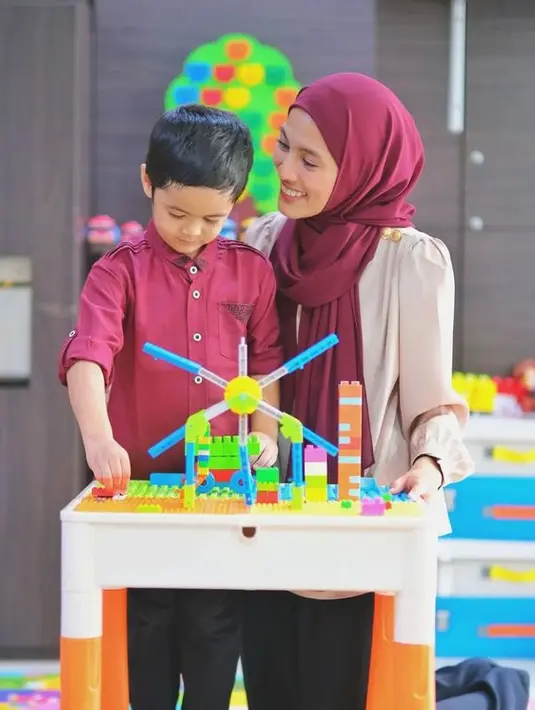 Sudah berusia 5 tahun, Malik memang tumbuh menjadi pribadi yang aktif dan juga ceria.(Instagram @ichaseobandono)