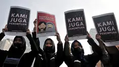 Aktivis yang tergabung dalam Aliansi Cerahkan Negeri saat menggelar aksi di area car free day, Bundaran HI, Jakarta, Minggu (28/4/2019). Aksi tersebut menolak disahkannya Rancangan Undang-undang Penghapusan Kekerasan Seksual (RUU PKS) yang tengah dibahas oleh DPR RI. (merdeka.com/Iqbal S. Nugroho)