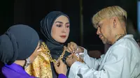 Caren Delano di Jakarta Muslim Fashion Week 2024