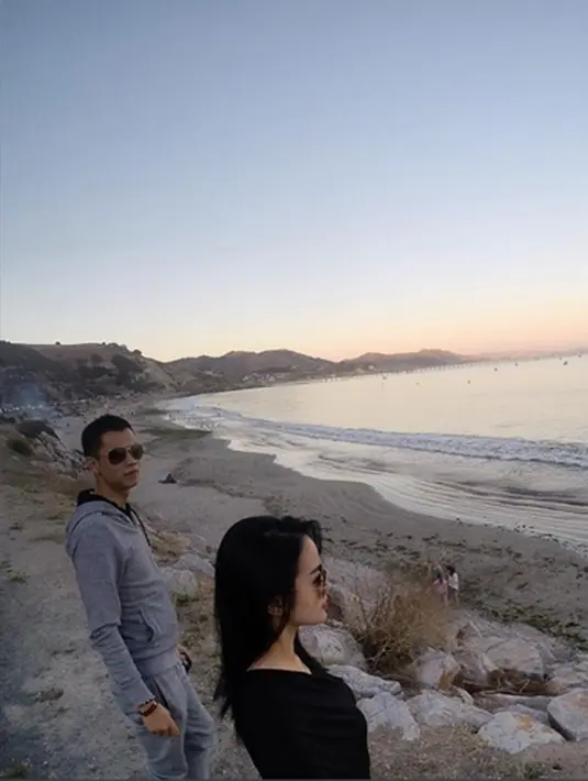 Selain membahagiakan kabar ini juga sedikit mengejutkan, pasalnya pasangan Ririn dan Ferry jauh dari pemberitaan media. (Via Instagram/@ririnekawati)