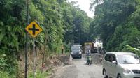 Ruas jalan Sampay - Cikulur di Kabupaten Lebak, Provinsi Banten, ambles usai diguyur hujan lebat beberapa hari terakhir. (Liputan6.com/ Ist)