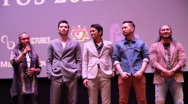 Film Malaysia berjudul Mat Kilau: Kebangkitan Pejuang karya sineas Syamsol Yusof menoreh sejarah baru setelah menggulingkan Avengers: Endgame dari puncak daftar film terlaris Negeri Jiran. Yang bikin bangga, ada Yayan Ruhian di film itu sebagai Toga. Kini, Mat Kilau tayang di Indonesia mulai 31 Agustus 2022. Yayan Ruhian pun melenggang di sesi pers screening dan karpet merah. (Foto: Atas perkenan Bahasa Hanief)