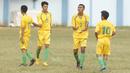 Kapten Persija U-17, Ilham Hidayat, menyemangati rekannya saat laga melawan PCM di Stadion Cendrawasih, Jakarta, Senin, (24/7/2017). Persija Muda gagal lolos fase grup Piala Suratin setelah bermain imbang 1-1 melawan PCM. (Bola.com/M Iqbal Ichsan)