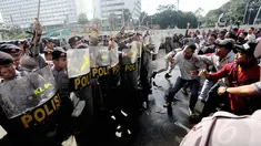 Kamis 29 Mei 2014, di Bundaran HI Jakarta, Polda Metro Jaya menggelar simulasi penanganan pengamanan Pemilu Presiden. (Liputan6.com/Faizal Fanani)