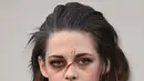 Aktris Kristen Stewart ditampilkan dengan wajah lebam seperti habis dipukul. Foto yang diedit itu pun diberi tulisan yang memotivasi wanita untuk melawan tindak kekerasan. (dailymail.co.uk)