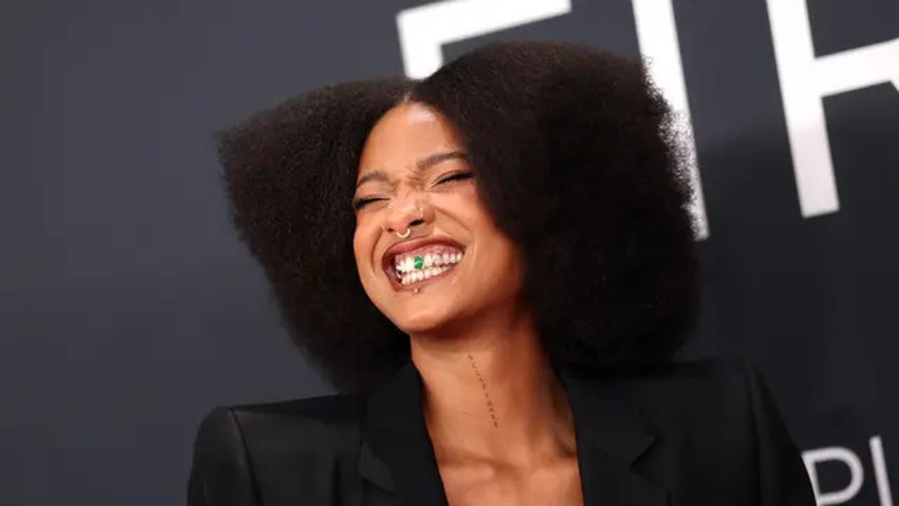 Jaden Smith Datang ke Grammy Awards 2025 Sambil Bawa-Bawa Kastil di Kepala