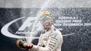 Ekspresi pebalap Mercedes, Lewis Hamilton, setelah menjuarai F1 GP Austria di Sirkuit Red Bull Ring, Austria, Minggu (3/7/2016). (Reuters/Dominic Ebenbichler)