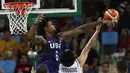 Pemain AS, DeAndre Jordan (kiri) melakukan block tembakan pemain Serbia, Milos Teodosic pada final Basketball Olimpiade Rio 2016 di  Carioca Arena 1,  Rio de Janeiro,(22/8/2016) dini hari WIB. (AP/Eric Gay)