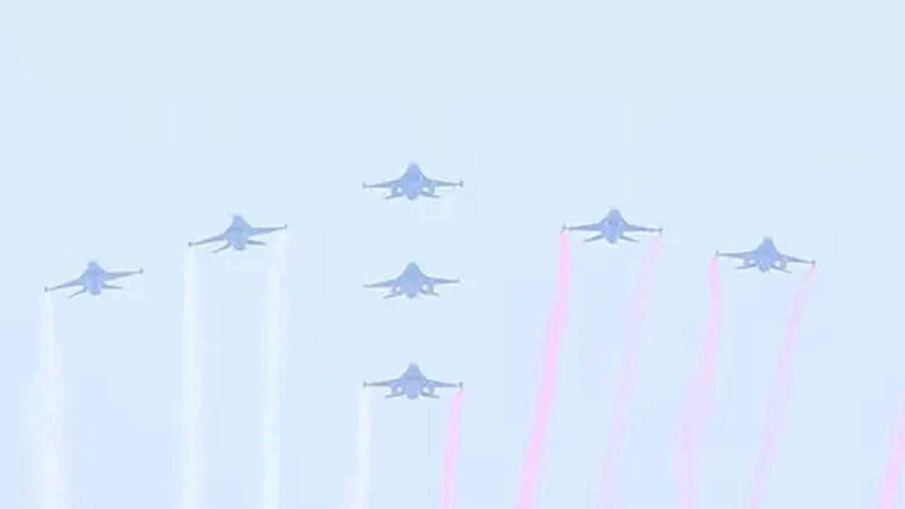 Atraksi 9 Jet Tempur Sukhoi dan F-16 Akhiri Peringatan HUT TNI di Monas