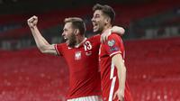 Gelandang Polandia, Jakub Moder (kanan) merayakan gol yag dicetaknya ke gawang Inggris bersama bek Maciej Rybus dalam laga lanjutan Kualifikasi Piala Dunia 2022 Zona Eropa Grup I di Wembley Stadium, London, Rabu (31/3/2021). Polandia kalah 1-2 dari Inggris. (AP/Catherine Ivill/Pool)