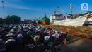 Umat Islam melaksanakan salat Idul Fitri 1445 Hijriah di Pelabuhan Sunda Kelapa, Jakarta, Rabu (10/4/2024). (merdeka.com/Arie Basuki)