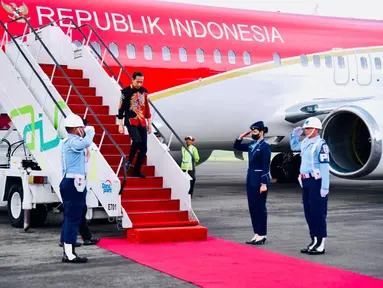 Presiden Joko Widodo atau Jokowi tiba kembali di Pangkalan TNI AU Adi Soemarmo Kabupaten Boyolali, Provinsi Jawa Tengah, setelah pagi tadi ke Jakarta untuk menghadiri acara internal, Jumat (21/4/2023). (Foto: Lukas - Biro Pers Sekretariat Presiden)