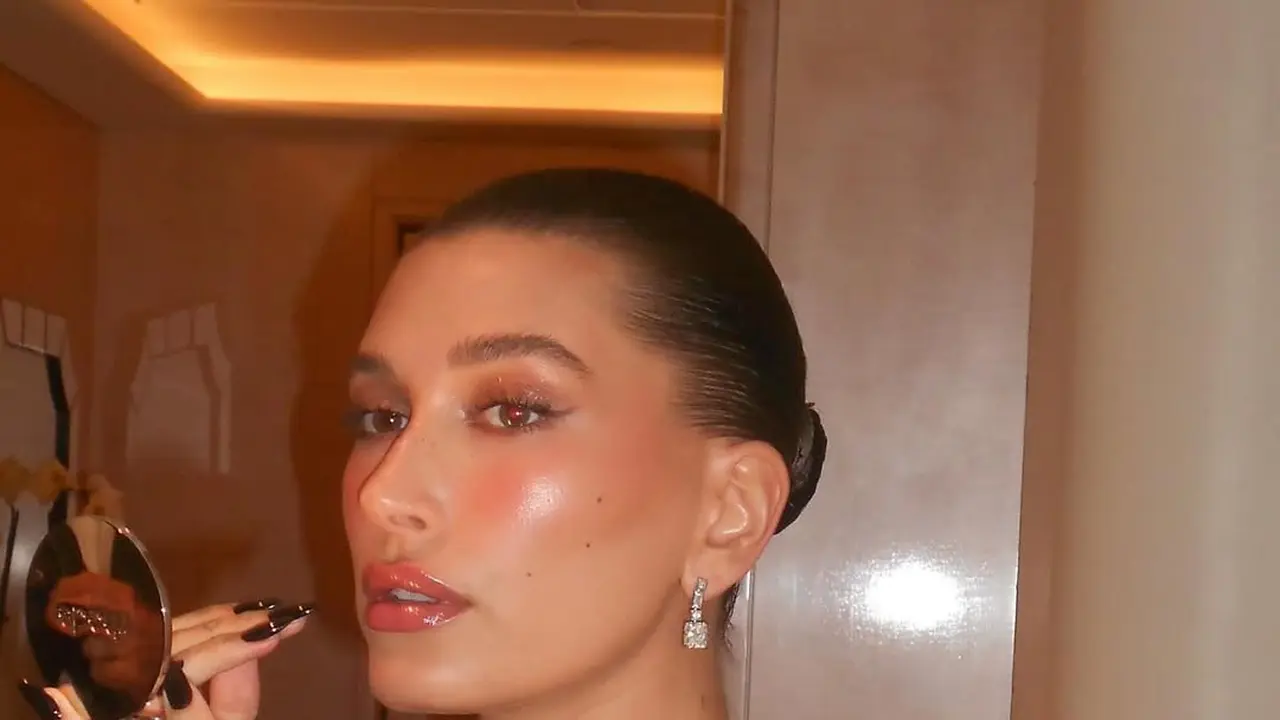 Bleph Bun, Jalan Pintas Dapatkan Efek Facelift Tanpa Operasi Favorit Hailey Bieber hingga Ariana Grande