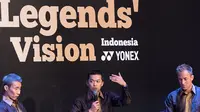 Legenda bulutangkis dunia Taufik Hidayat bersama Lee Chong Wei (kiri) dan Peter Gade (kanan) menghadiri rangkaian kegiatan Yonex Legends Vision 2015 di Jakarta, Senin (17/8/2015). (Bola.com/Vitalis Yogi Trisna)