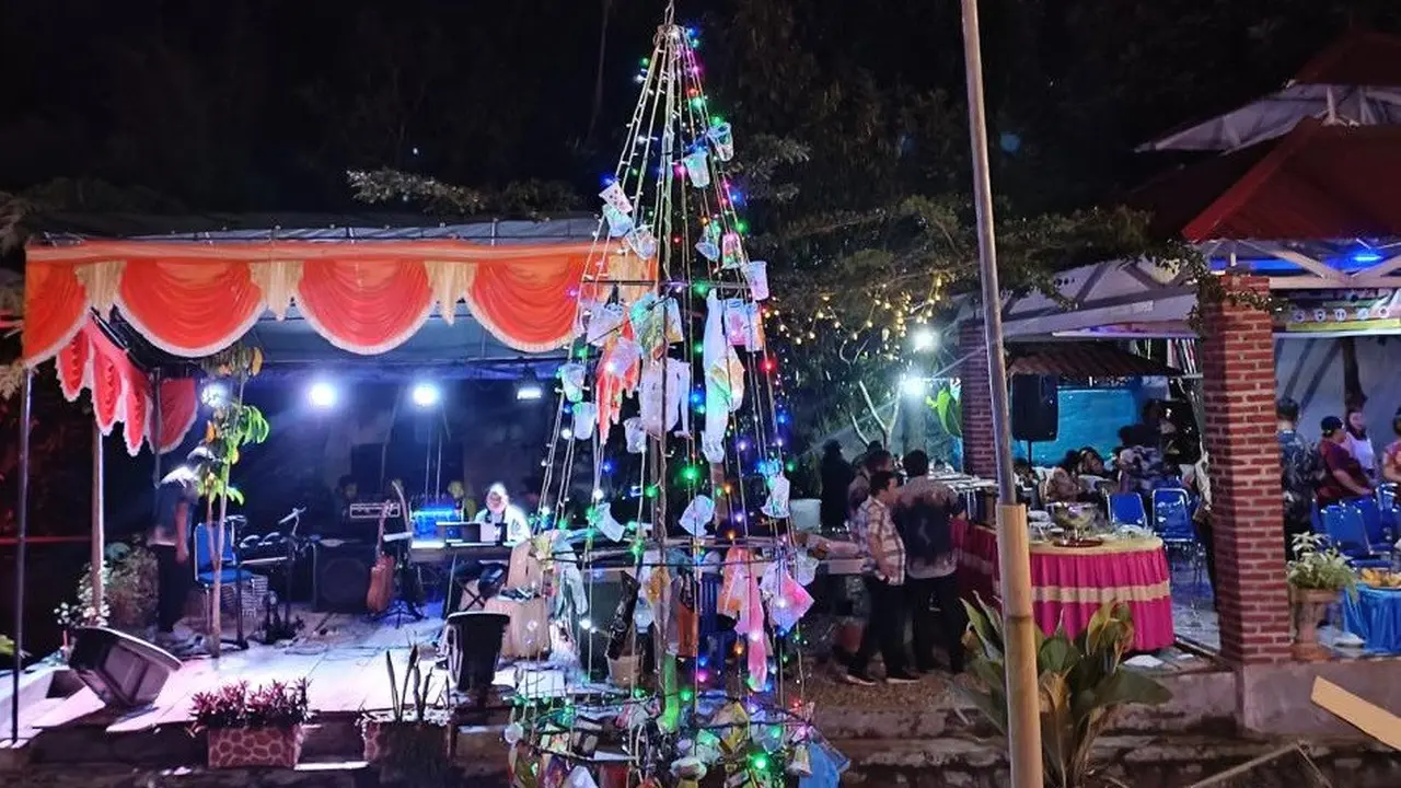 Pohon Natal dari Sampah