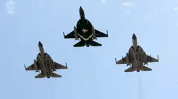 Sejumlah pesawat jet milik Pakistan unjuk kemampuan di pameran dirgantara yang diselenggarakan oleh Angkatan Udara Pakistan di kota pelabuhan Karachi, Pakistan selatan, pada 27 Februari 2020. (Xinhua/Str)