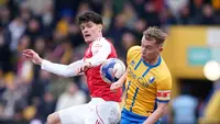 Pemain Arsenal, Christian Norgaard (kiri), berebut bola dengan pemain Mansfield Town, Louis Reed, dalam pertandingan FA Cup di One Call Stadium, Inggris, Sabtu (7/3/2026) malan WIB. (AP Photo/Dave Thompson)