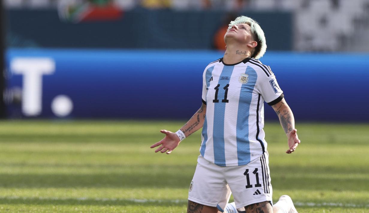 Reaksi pemian Timnas Wanita Argentina, Yamila Rodriguez setelah laga Grup G Piala Dunia Wanita 2023 melawan Afrika Selatan di Dunedin, Selandia Baru, 28 Juli 2023. (AP Photo/Alessandra Tarantino)
