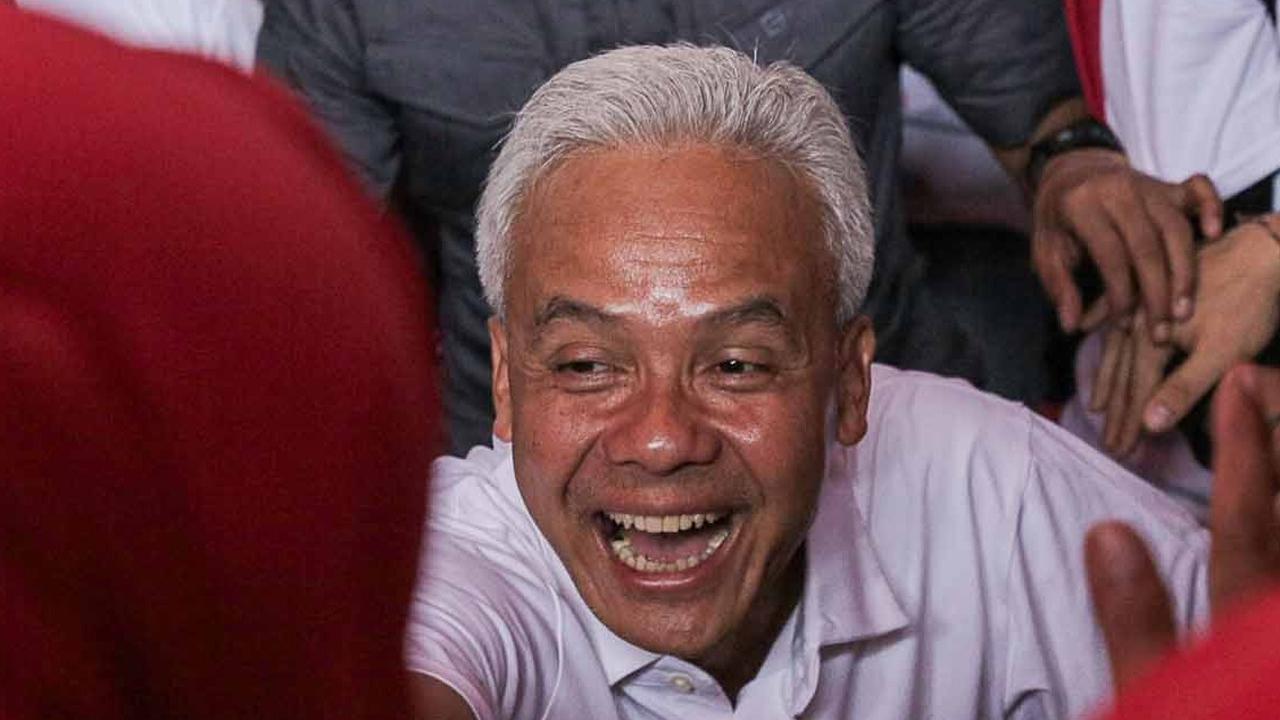 Ekspresi Ganjar tampak semringah menyapa dan menyalami warga yang menyambutnya.