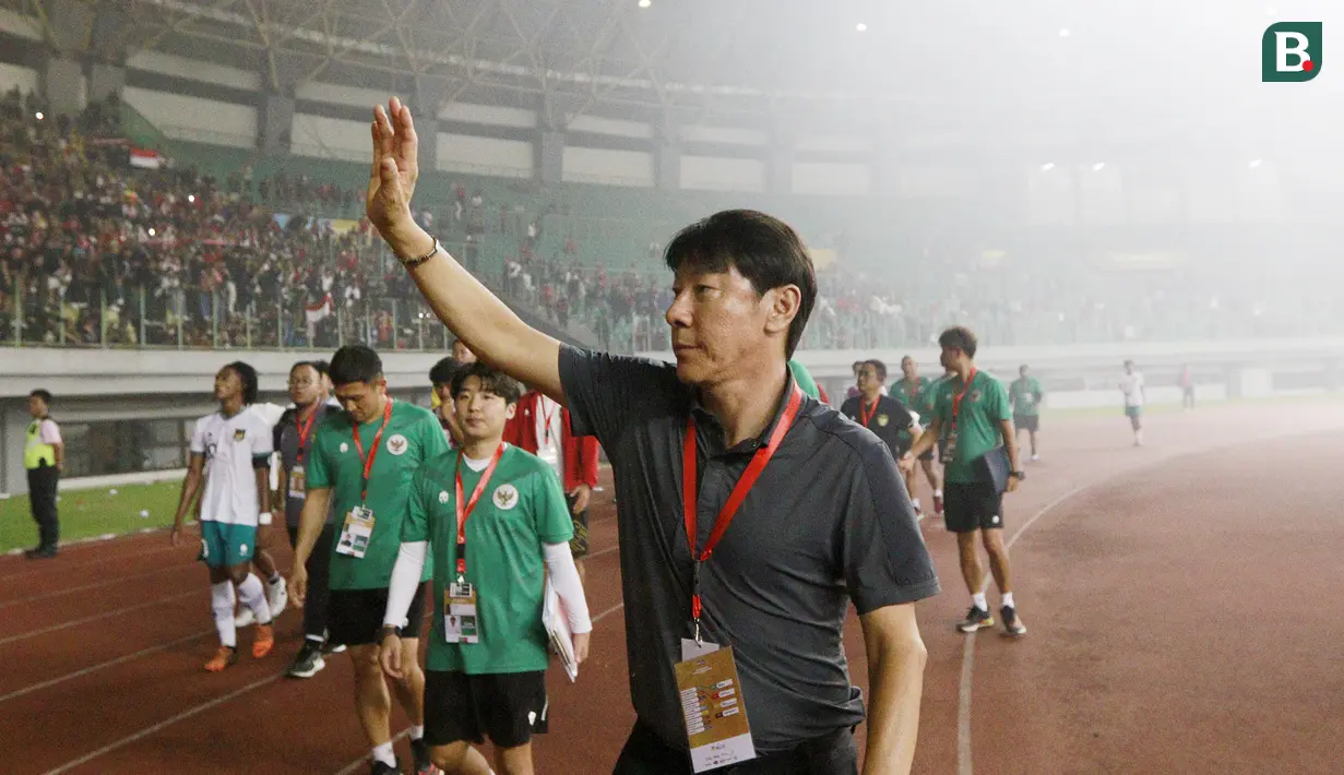 Tak lupa Shin Tae-yong serta asisten pelatih Timnas Indonesia U-19 memberikan rasa terima kasih kepada suporter. (Bola.com/M Iqbal Ichsan)
