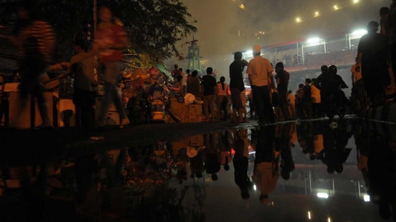 Pasar Gembrong terbakar, ribuan warga padati Jalan Basuki Rahmat